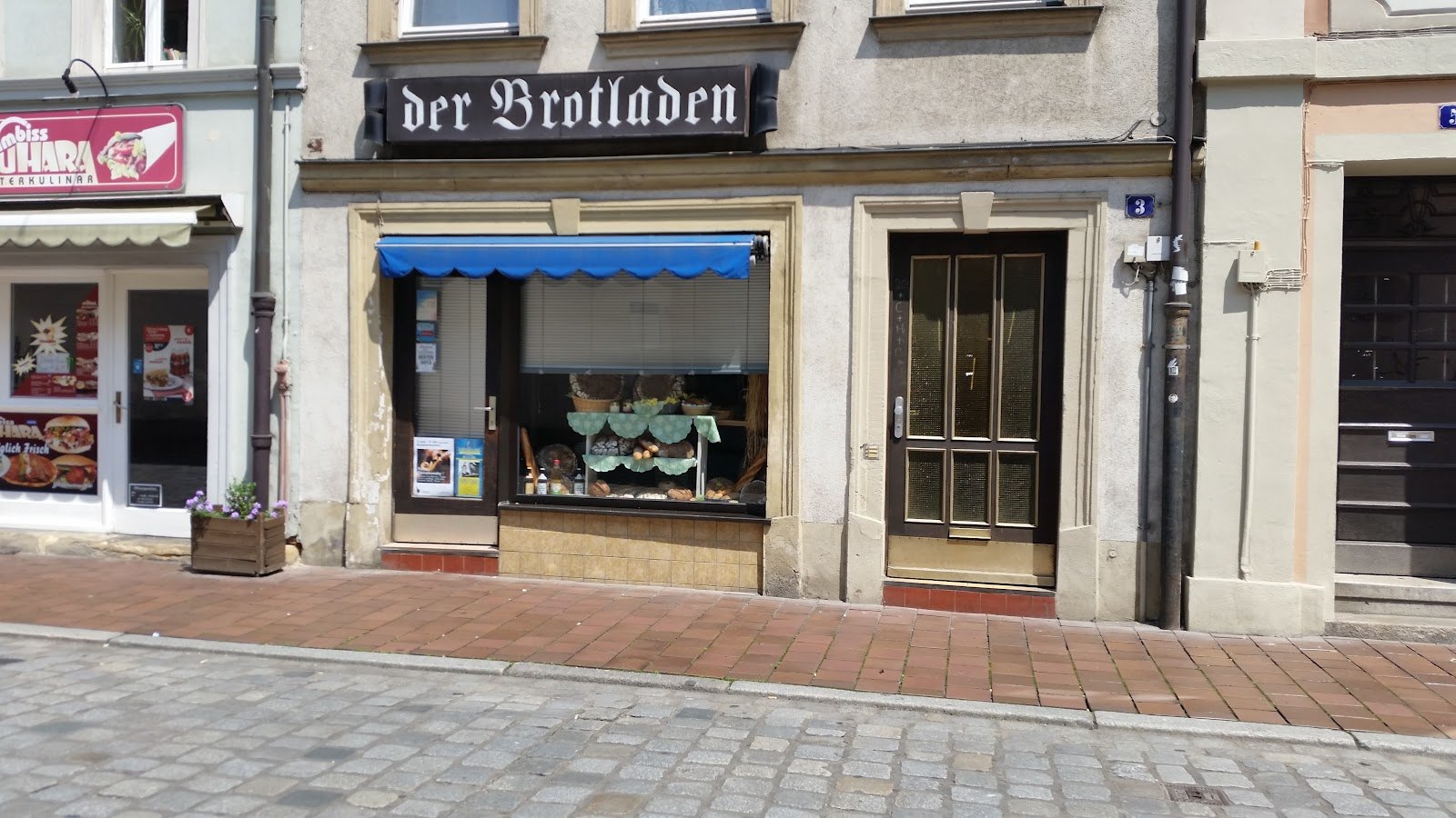 Der Brotladen von der Fleischstraße aus gesehen, mit Schaufenster und Eingang