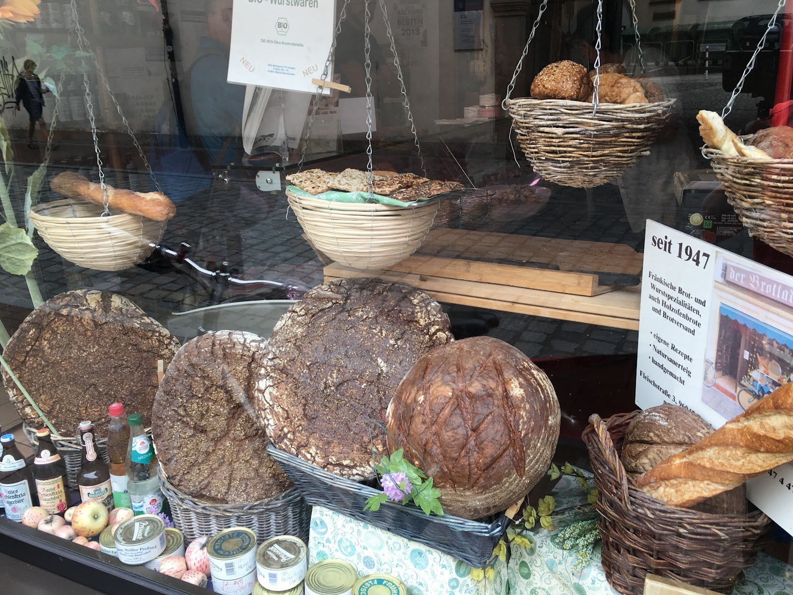 Schaufenster mit großen Laiben, Körben und dem Schild „seit 1947“